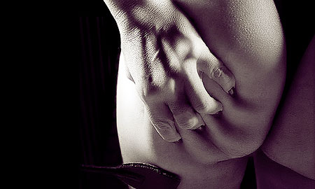 fesses griff&eacute;es par une main f&eacute;minine
