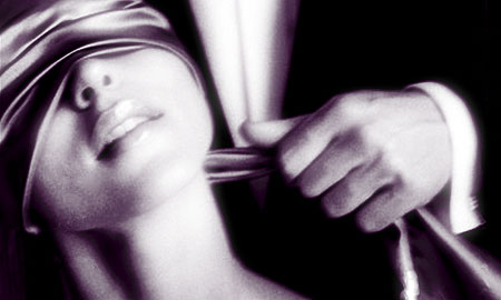 femme les yeux band&eacute;s par un homme