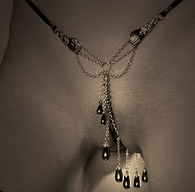 sexe f&eacute;minin orn&eacute; d'un string bijou -Cachotteries P&eacute;n&eacute;trantes- de Sylvie Monthul&eacute;