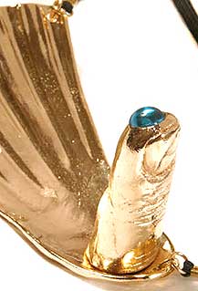 Bijou p&eacute;n&eacute;trant - Coquille et doigt d'or _ Sylvie Monthul&eacute; 