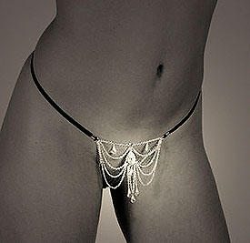 femme portant un string bijou de Syvie Monthul&eacute;
