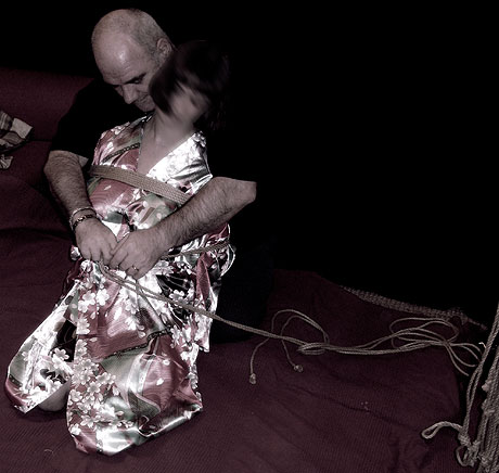 Shibari - Dr Phil concentr&eacute; et soumise relach&eacute;e 