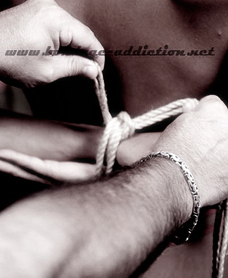 bondage japonais - Ushiro takatekote shibari - 4&egrave;me &eacute;tape de la figure