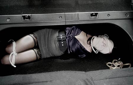 bdsm - scenario d'enl&egrave;vement dans un coffre de voiture