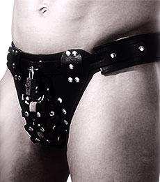 homme portant une ceinture de chastet&eacute; en cuir 