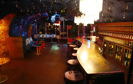 Les Chandelles &agrave; Paris - le bar et le dancefloor au fond