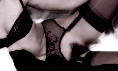 femme avec porte-jarretelles et sans culotte - photo Jacques Bergaud