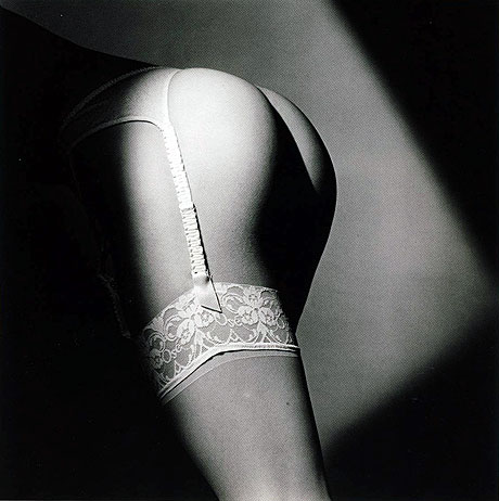 tendu , Paris 1992 - Photo de Jean Loup Sieff - Derri&egrave;res