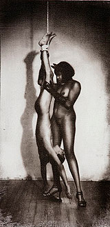 Photo © Laurent Benaïm Homme suspendu par une femme - Photo © Laurent Benaïm