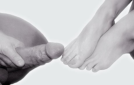 sexe masculin et pieds nus f&eacute;minins