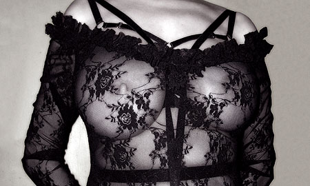 robe dentelle soutien-gorge seins nus et harnais Bordelle 