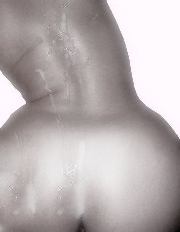 Sperme qui coule sur un dos f&eacute;minin