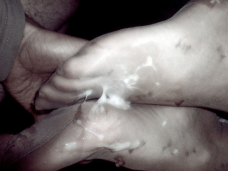 footjob &eacute;jaculation sur les pieds