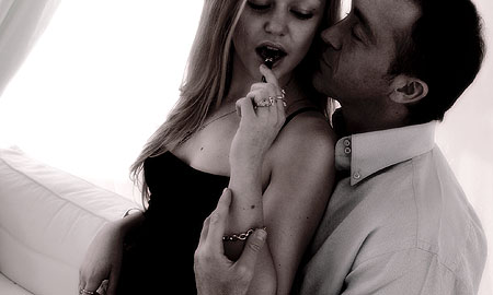 femme aguichant un homme 