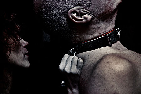 Ma&iuml;tresse et soumis au collier - photo &copy; Jean-Fabien