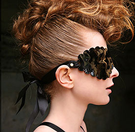 luxe &eacute;rotique - masque verni noir - Mise en Cage 
