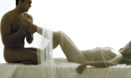 homme nu massant un pied f&eacute;minin