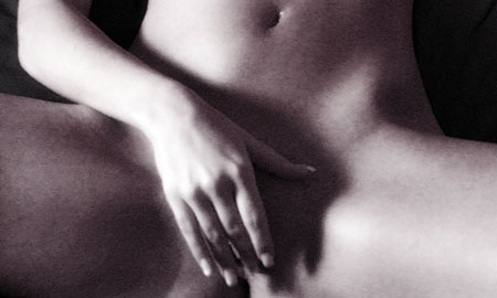 femme allong&eacute;e sur le dos qui se masturbe 