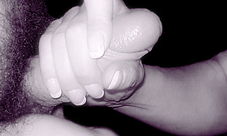 masturbation d'un homme par une femme avec caresses des couilles