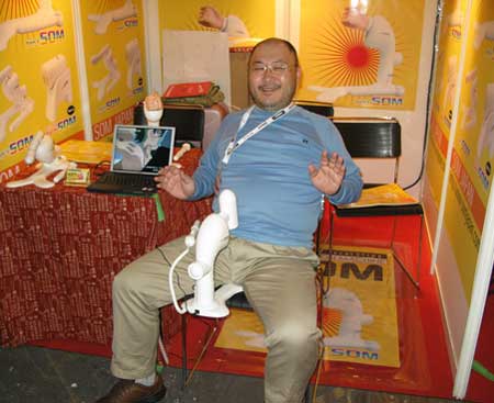 vendeur &agrave; la mine r&eacute;jouie sur le stand Men's SOM - Venus Berlin 2007