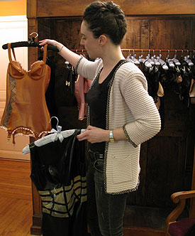 tenues de Latex HMS pr&eacute;sent&eacute;es par Florence - Mise en Cage 