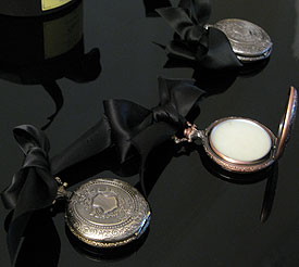 Parfums compacts ins&eacute;r&eacute;s dans des montres victoriennes 