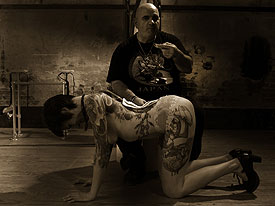 table humaine tatou&eacute;e. Jamie et Dr Phil avant le nawashibari - photo Paul Wagner