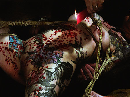 cire chaude sur corps de femme tatou&eacute;e - photo Paul Wagner