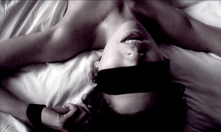 Femme aux yeux band&eacute;s - Plaisirs de la soumission