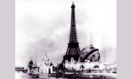 Exposition universelle de Paris 1900 - La Tour Eiffel et le globe c&eacute;leste
