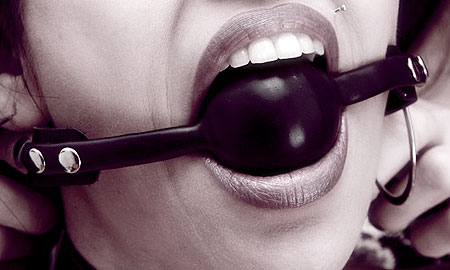 Jeux de soumission - Bouche f&eacute;minine b&acirc;illonn&eacute;e 