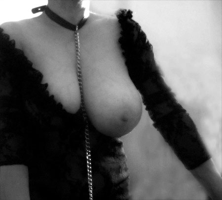 dentelle et laisse exhition soumission - seins nus - collier et laisse