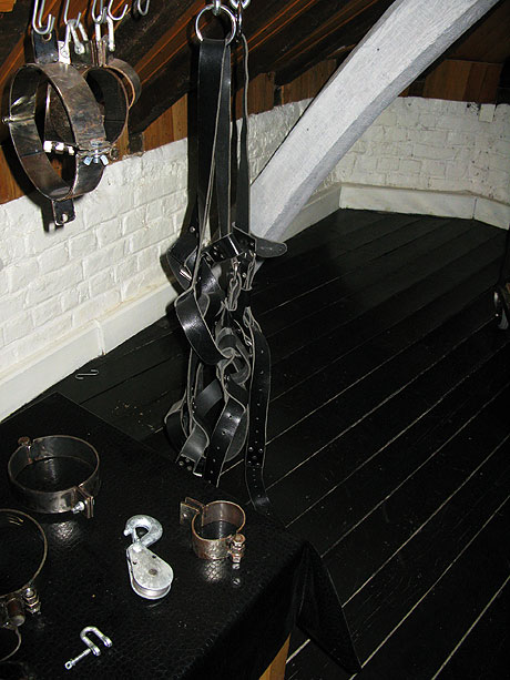 Donjon Noir - Colliers de m&eacute;tal et sangles de cuir