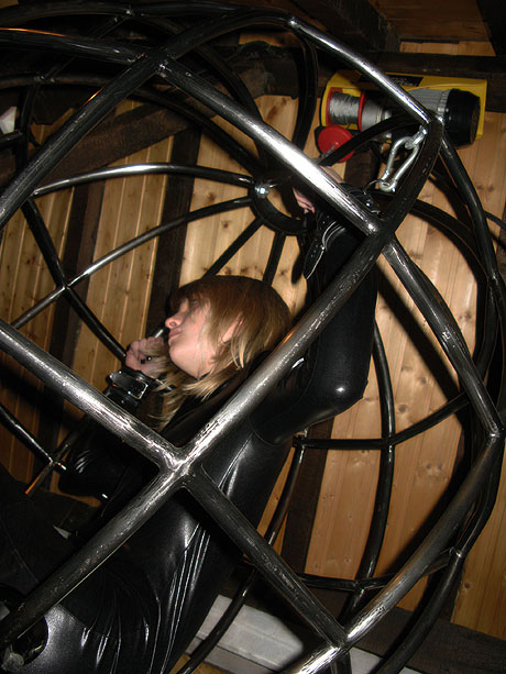 Le Donjon Noir - La cage ronde Serious matter remont&eacute;e au plafond 