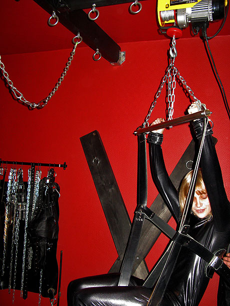 Donjon rouge - le mat&eacute;riel de suspension et de levage est  sophistiqu&eacute; 