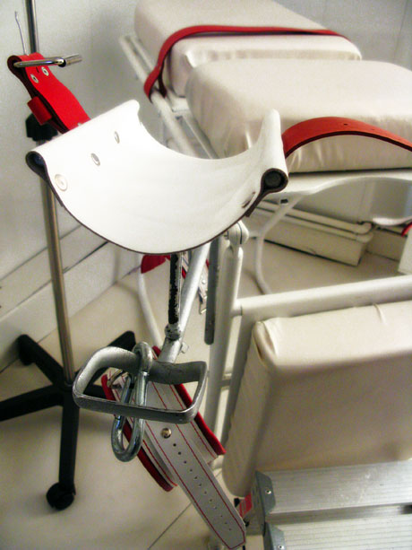 Salle m&eacute;dicale -d&eacute;tail : &eacute;trier et attache de jambe