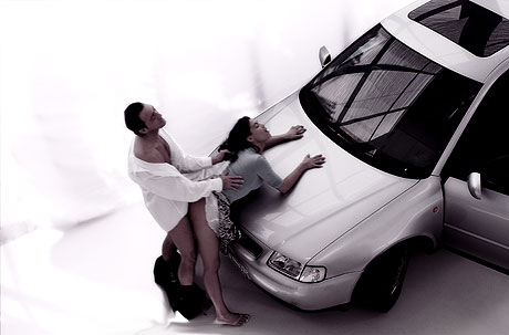 levrette impromptue sur le capot levrette sur capot de voiture