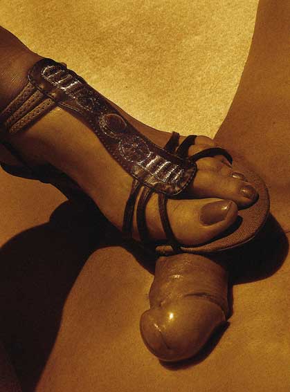 photo de Paul Wagner : pied f&eacute;minin chauss&eacute; de sandale sur bite en &eacute;rection