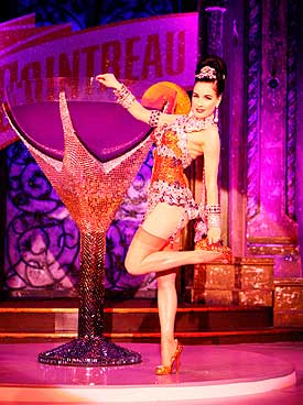 Dita von Teese d&eacute;fend les couleurs de Cointreau