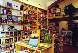 Hors-circuits - l'int&eacute;rieur de la boutique